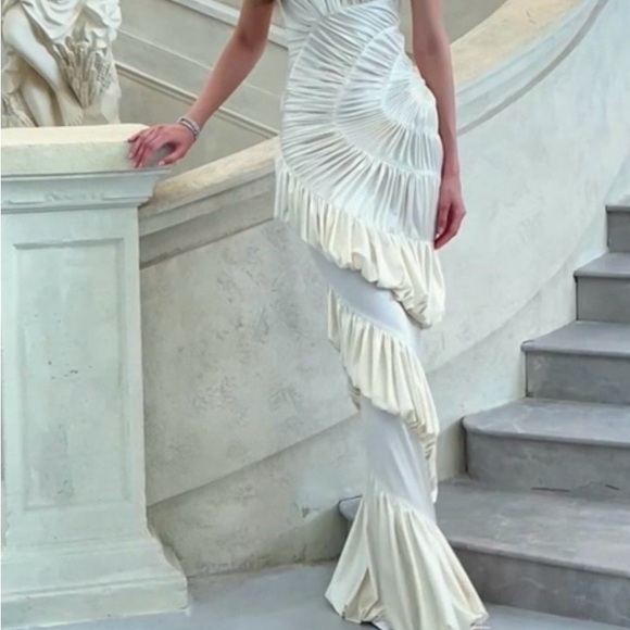 Elegant Cream Halter Dress - Picture 3 of 4